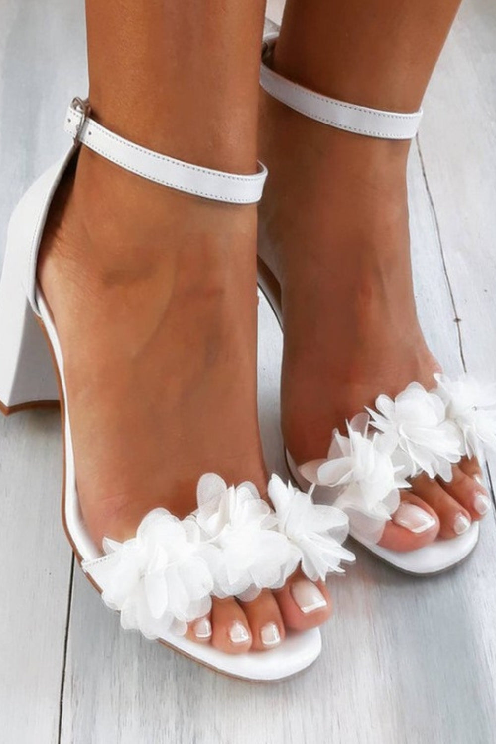 Melissa | Talons à brides florales en mesh de satin blanc pour femmes