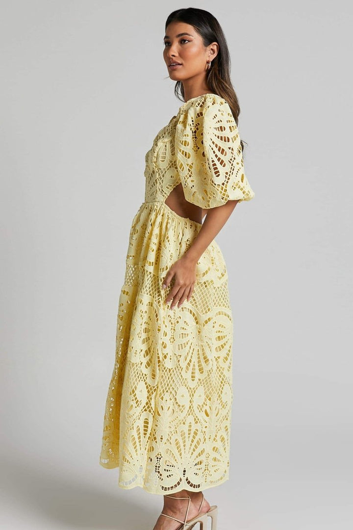 Ashlynn | Robe Midi à Découpes en Dentelle avec Élégance Ensoleillée pour Femme